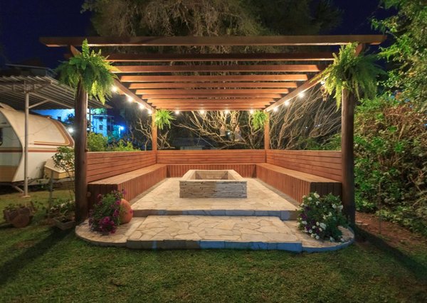 Comment fixer une pergola dans l'herbe : solutions et conseils